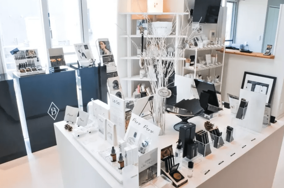 【経理（リーダー候補）】日本人の目元に合わせた新しいアイラッシュ技術「パリジェンヌラッシュリフト」を展開！需要は右肩上がりに増加中！美容サロンに対して講習および商材の企画販売事業を展開する企業の画像