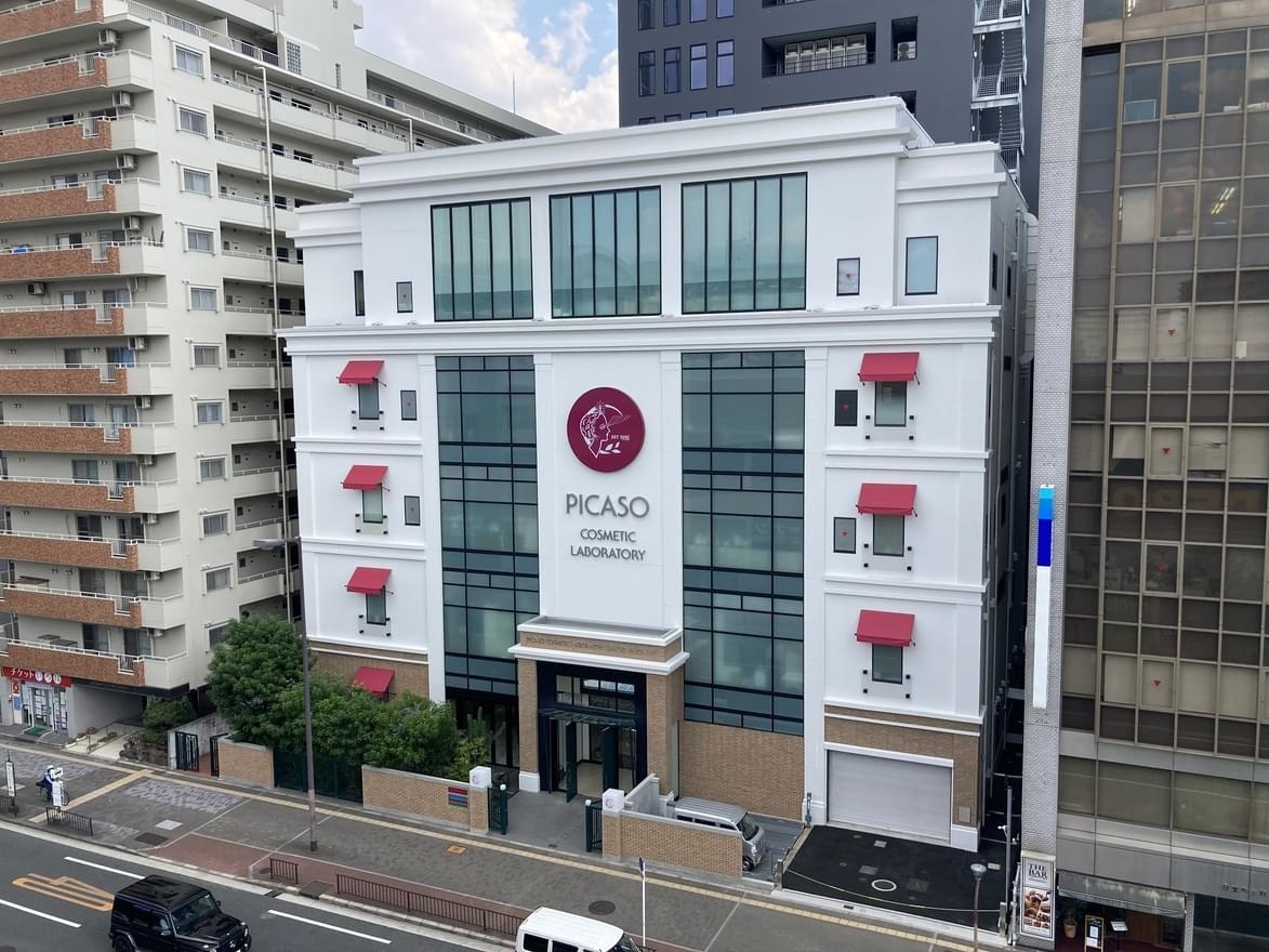 【経理スタッフ】連結売上高269億円の老舗化粧品メーカー／大手化粧品メーカーをはじめ、様々な企業の化粧品を代わりに生産！新製品の企画から商品パッケージに至るまでのすべての工程を一貫して行っているODMメーカーの画像