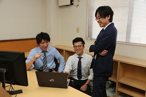 【勉強中歓迎】試験前最大10連休も可｜DX推進で試験勉強の時間を創出｜試験合格を支援するフレックス・リモート有｜三重県トップクラスの働きやすさの画像