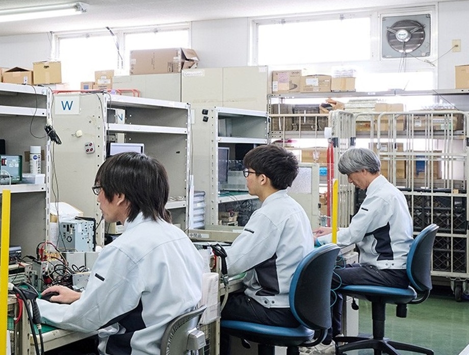 【経理】平均残業5時間以下◎／ホテルシステムのナイトパネルの分野で業界トップシェア！平均勤続年数20年以上の安定総合エレクトロニクス企業の画像