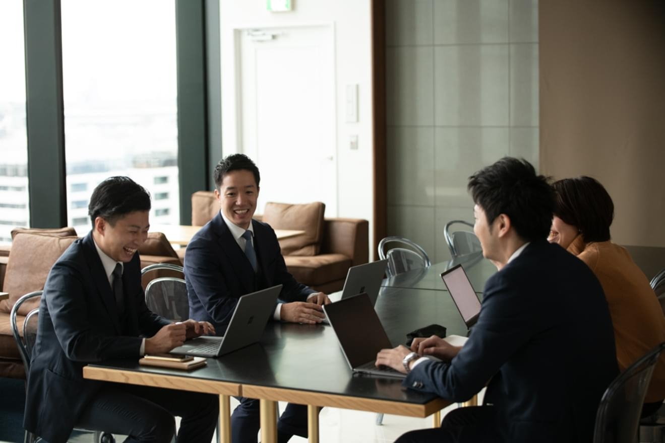 【法務】弁護士資格保有者歓迎！若手活躍！働きやすい環境！前年比350%の売上高を達成！M&A仲介でDX化を推進する成長中上場企業の画像