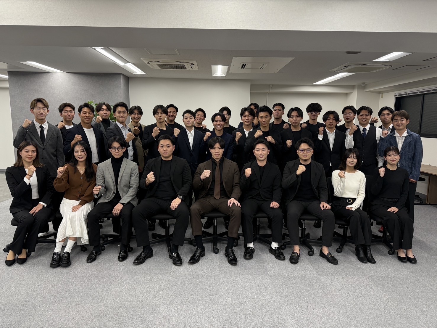 【横浜勤務】長期休暇完備でワークライフバランス重視｜少人数管理部で裁量大・仕訳・決算補助から総務・労務まで幅広く担当／エネルギー・IoT・メンテナンス事業を支える企業の画像