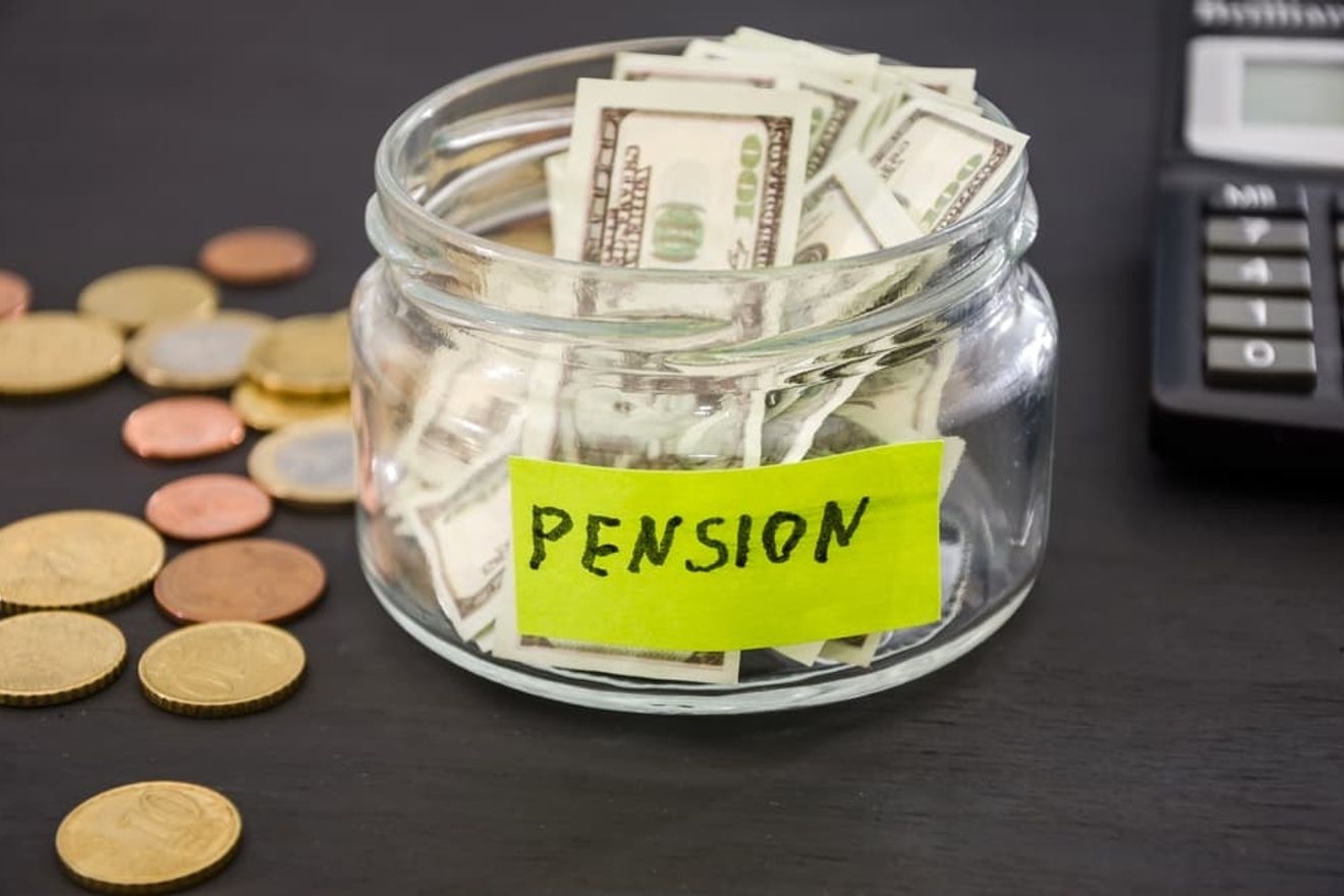 確定拠出年金と退職金を同年に受け取った場合の税金に注意！