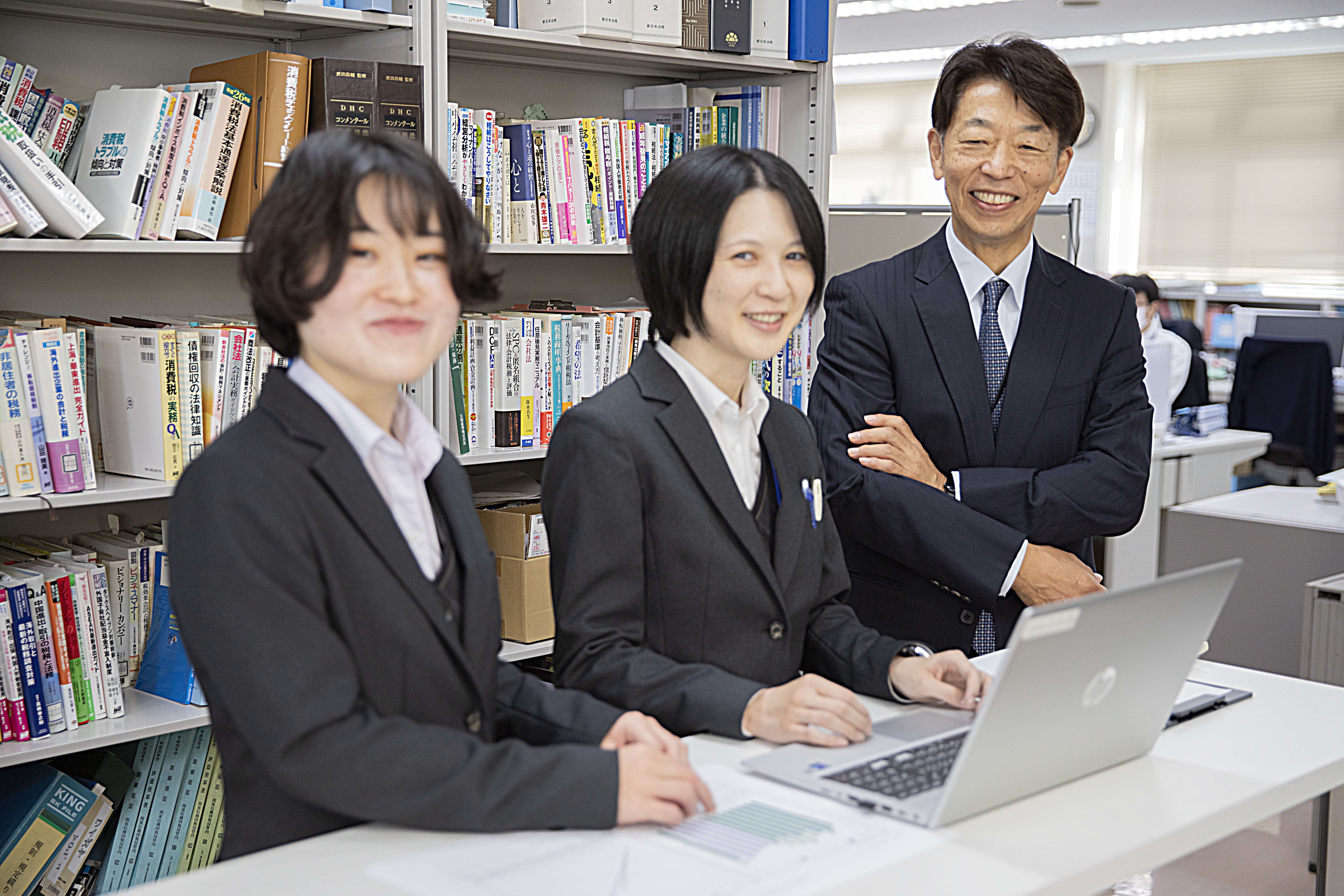 【税務・会計スタッフ】未経験でも応募可能！簿記2級保持者歓迎！教育環境が整っており、スキルアップとプライベートの両立ができる税理士事務所の画像