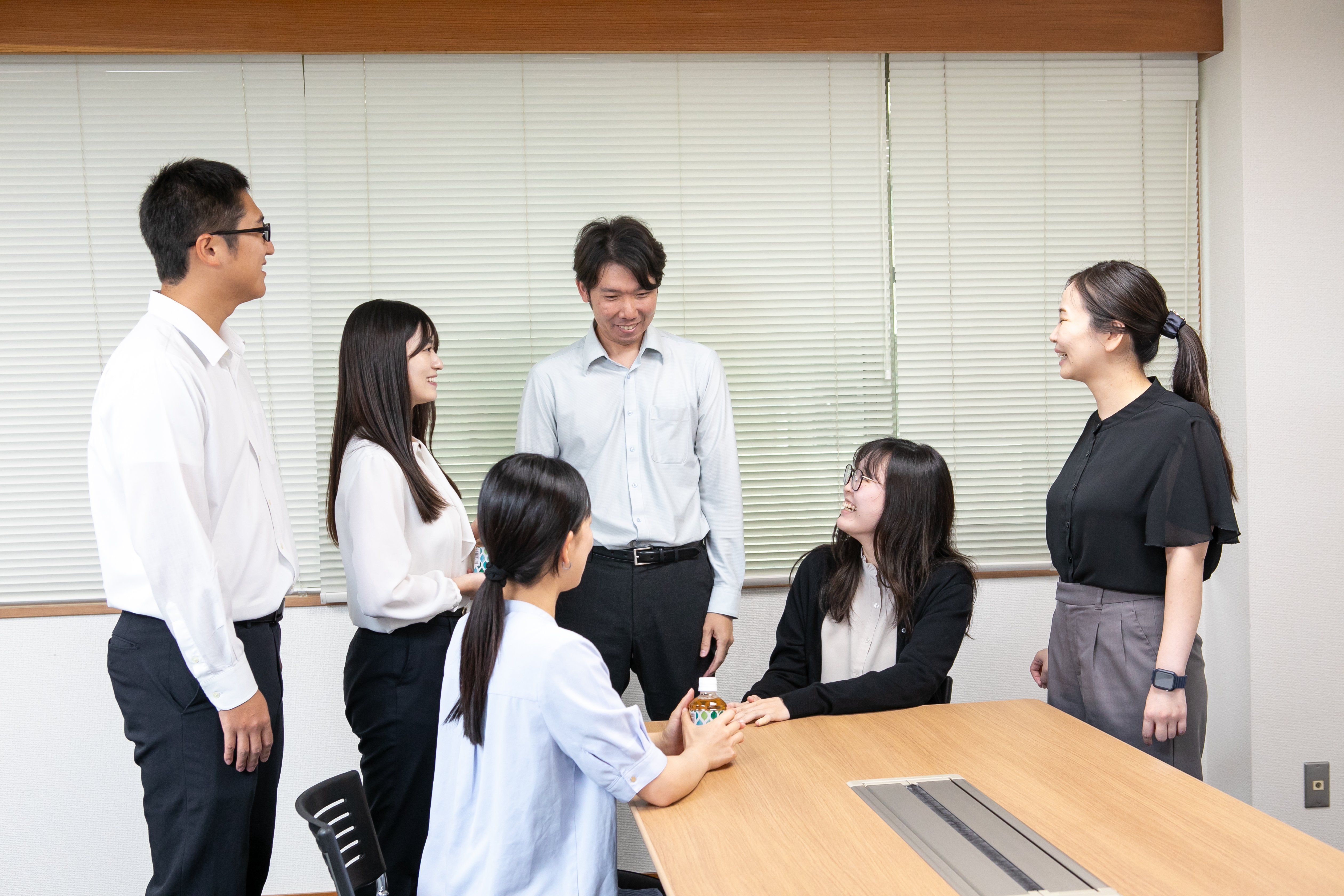 【未経験歓迎／ポテンシャル】育成枠募集！4～6名の「チーム制」で先輩が徹底サポート。移動なしの「来所型」スタイルで、効率よく税務のプロへ。フルフレックス・服装自由な環境で一生モノのスキルをの画像